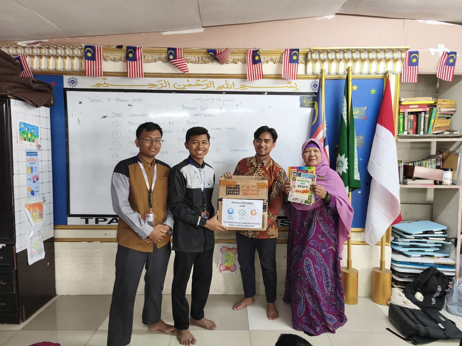 PENYALURAN BUKU KE SB 'AISYAH KAMPUNG PANDAN