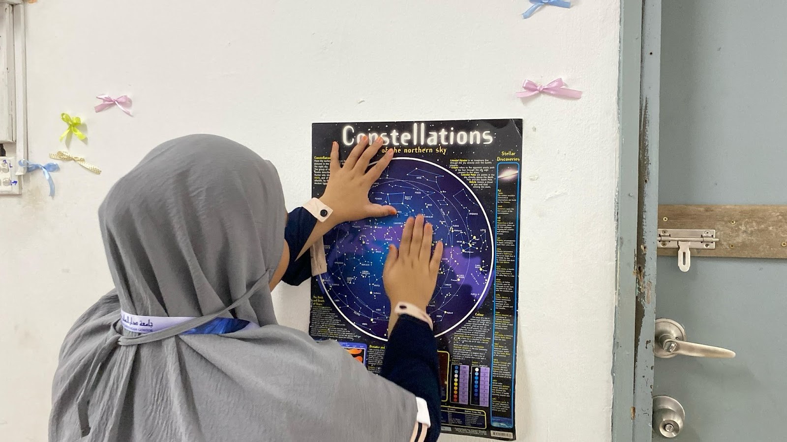 Mahasiswa KKN UNIDA Gontor Perkuat Pendidikan WNI di Malaysia dengan Wakaf Poster Edukatif